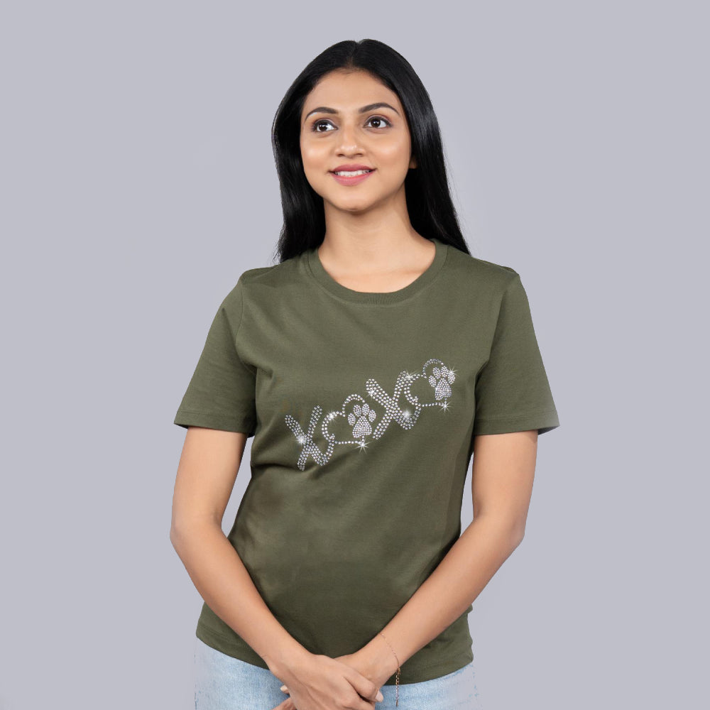 Olive green women’s tee front close-up with glitter ‘XoXo’ motif