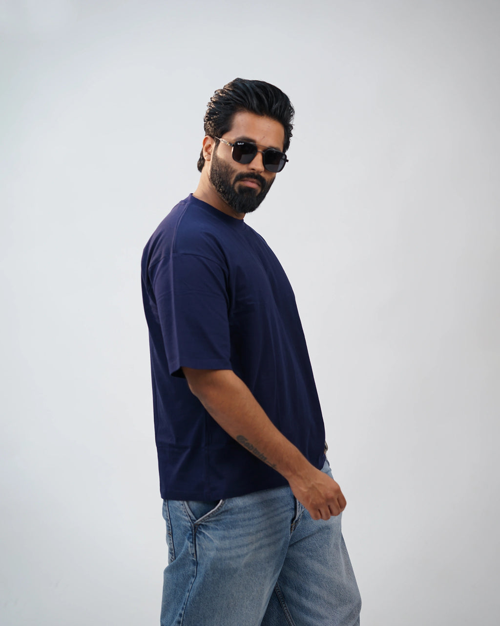Man wearing navy blue oversized tee with Jean — effortless streetwear chic